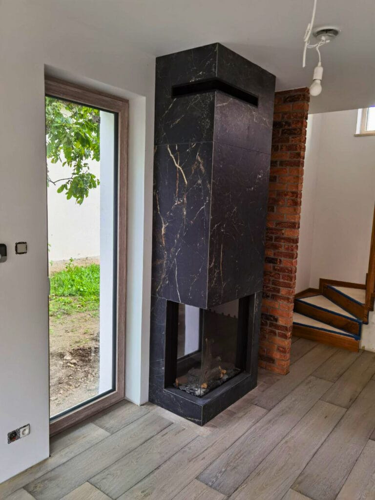 Realizacje glazurnicze - kominek i podłoga