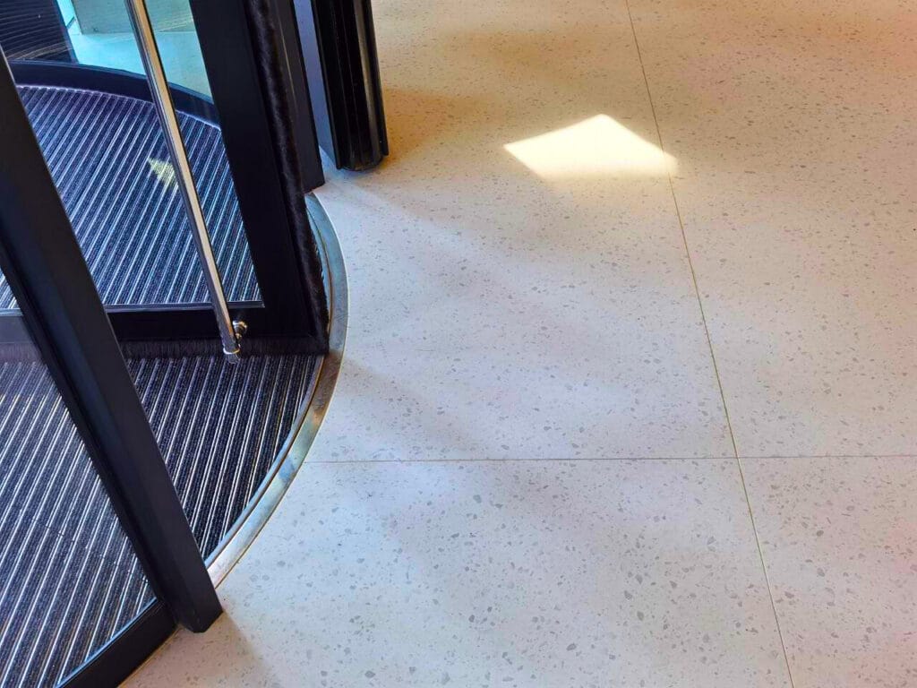 Realizacje glazurnicze - wejście do holu biurowca