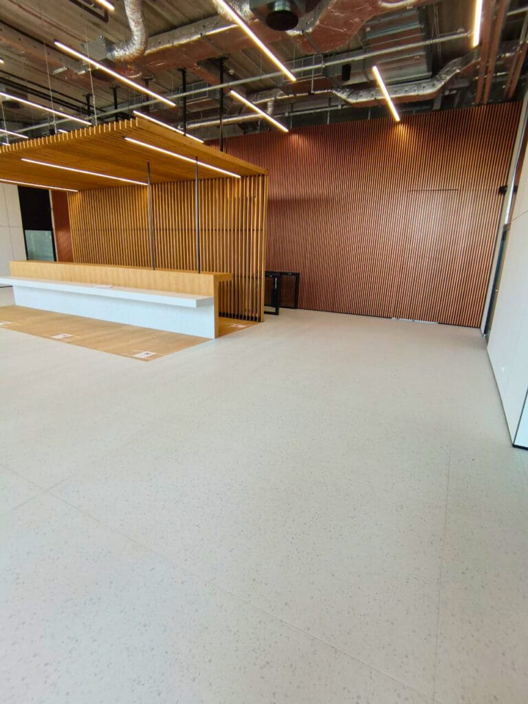 Realizacje glazurnicze - glazura w holu biurowca