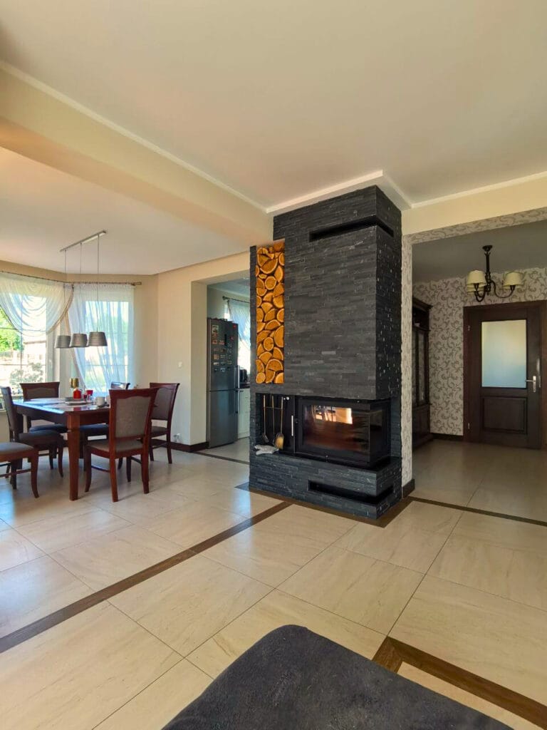 Realizacje glazurnicze - kominek w pięknym salonie